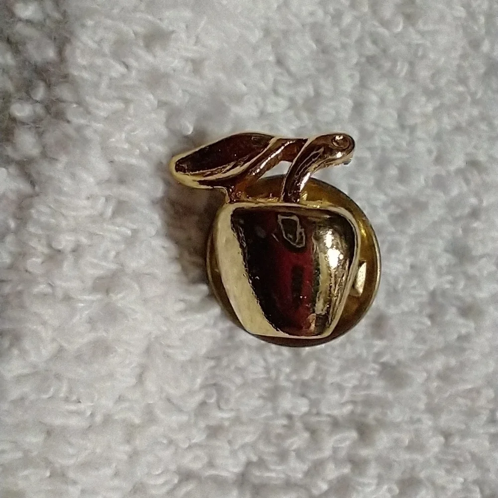 Goldtone apple pin 🍎 📍.5 inch wide